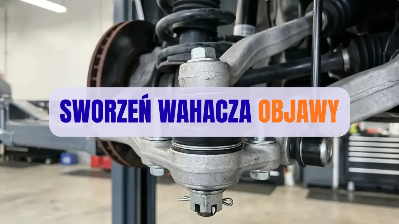 Widok na zawieszenie samochodu z widocznymi sworzeniami wahacza. Napis "SWORZEŃ WAHACZA OBJAWY" sugeruje problemy z tym elementem.
