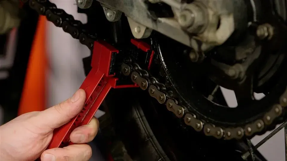 Czyszczenie łańcucha motocyklowego: Co wybrać i czego unikać?