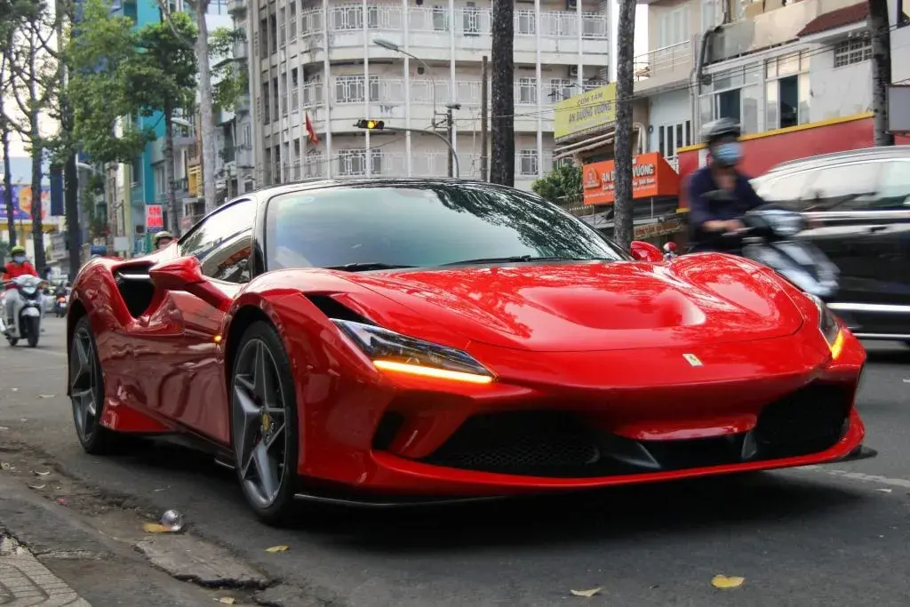 Ile kosztuje Ferrari w Polsce? Realne ceny i koszty utrzymania