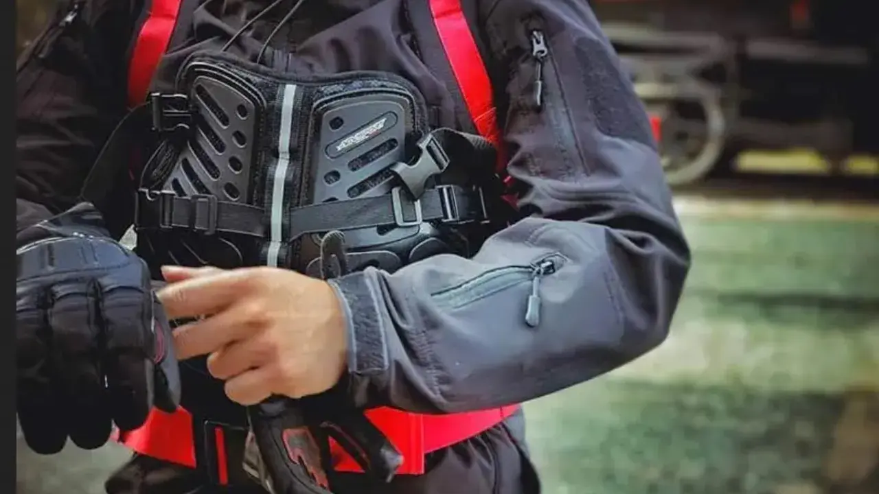 Ochraniacze motocyklowe: Level 1 czy 2? Kiedy warto dopłacić?