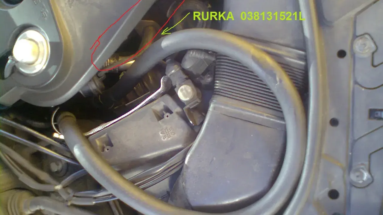 Silnik Passata B5. Rurka 038131521L, tu była kiedyś chłodnica. Korek spustowy chłodnicy jest w innym miejscu.