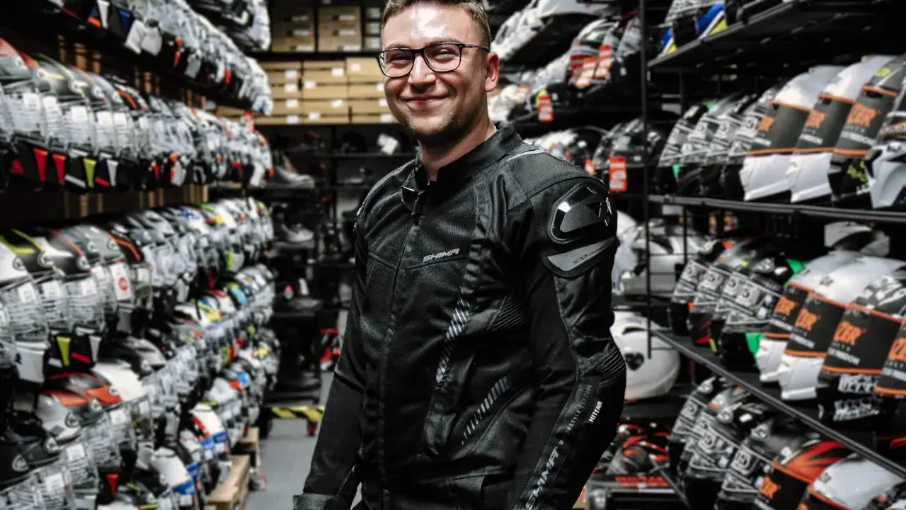 Kurtka motocyklowa na lato: jak wybrać bezpieczną i przewiewną?
