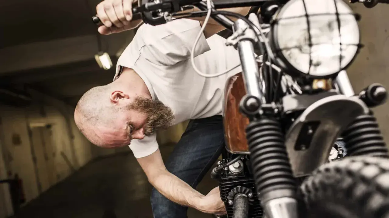 Jak długo ładować akumulator motocyklowy? Oblicz i dbaj jak ekspert