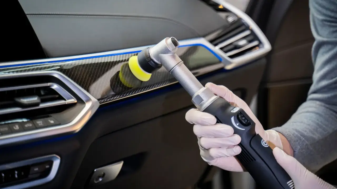 Rękawiczki i polerka do plastiku w samochodzie. Detailing wnętrza auta, aby nadać mu blask.