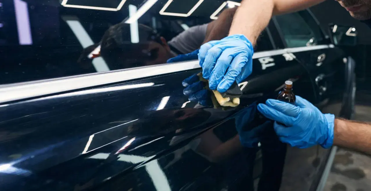 Nakładanie powłoki elastomerowej na lakier samochodu. Sprawdź aktualną powłoka elastomerowa cena i zabezpiecz swoje auto.