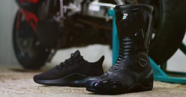 Buty motocyklowe turystyczne: Co musisz wiedzieć przed zakupem?