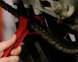 Czyszczenie łańcucha motocyklowego: Co wybrać i czego unikać?