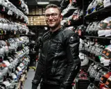 Kurtka motocyklowa na lato: jak wybrać bezpieczną i przewiewną?