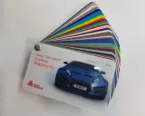 Próbnik Avery Dennison Supreme Wrapping Film z wieloma kolorami folii. Idealny do wyboru idealnego odcienia dla Twojego auta.