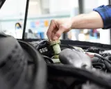 Mechanik sprawdza płyn hamulcowy. Pamiętaj o regularnych przeglądach, aby uniknąć problemów, np. brak przeglądu powyżej 30 dni.