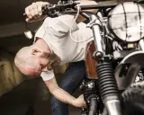 Jak długo ładować akumulator motocyklowy? Oblicz i dbaj jak ekspert