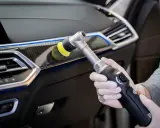 Rękawiczki i polerka do plastiku w samochodzie. Detailing wnętrza auta, aby nadać mu blask.