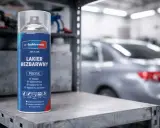 Puszka lakieru bezbarwnego e-lakiernik na półce warsztatowej. Idealny do samodzielnych prac, zapewnia połysk i ochronę.
