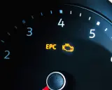 Kontrolka EPC świeci się na desce rozdzielczej, sygnalizując problem z silnikiem.