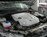 Mycie komory silnika Toyoty. Piana pokrywa pokrywę silnika i błotniki, przygotowując do gruntownego czyszczenia.