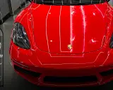 Błyszczący czerwony lakier Porsche i butelka preparatu SWAG Final Inspect. Idealny do tego, czym odtłuścić lakier przed polerowaniem.