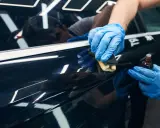 Nakładanie powłoki elastomerowej na lakier samochodu. Sprawdź aktualną powłoka elastomerowa cena i zabezpiecz swoje auto.