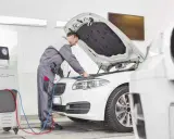 Mechanik sprawdza klimatyzację auta. Dowiedz się, ile kosztuje przegląd auta i jego serwis.