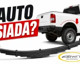 Biały pickup z napisem "AUTO SIADA?". Pod nim widać nowe resory piórowe, gotowe do montażu.