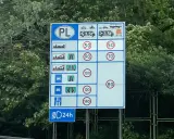 Znak drogowy PL z limitami prędkości: 50, 70, 80, 90, 100, 120, 140 km/h. Przekroczenie prędkości o 20 km/h może skutkować mandatem.