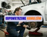 Mechanik wykonuje odpowietrzanie hamulców w samochodzie.