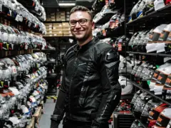 Kurtka motocyklowa na lato: jak wybrać bezpieczną i przewiewną?