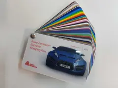 Próbnik Avery Dennison Supreme Wrapping Film z wieloma kolorami folii. Idealny do wyboru idealnego odcienia dla Twojego auta.