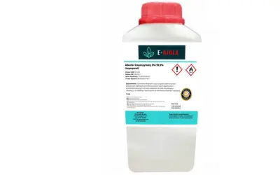 Butelka z etykietą opisującą alkohol izopropylowy IPA 99,9% (izopropanol) – środek do czyszczenia elektroniki, dezynfekcji i rozpuszczania.