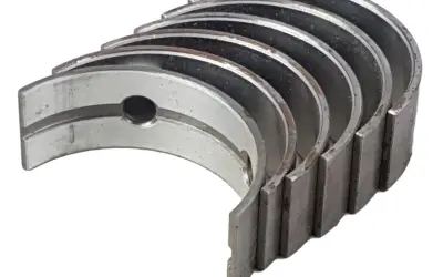 Kilka metalowych panewek Kolbenschmidt, gotowych do montażu w silniku.