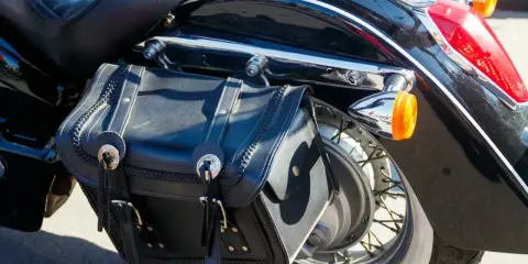 Montaż sakw motocyklowych: Bezpieczeństwo i stabilność krok po kroku