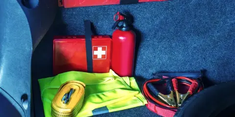 Apteczka, gaśnica, trójkąt i kable rozruchowe w bagażniku. Brak gaśnicy grozi mandatem.