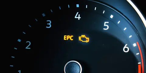 Kontrolka EPC świeci się na desce rozdzielczej, sygnalizując problem z silnikiem.