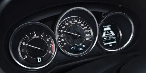 Deska rozdzielcza z obrotomierzem, prędkościomierzem i wyświetlaczem i-ELOOP. Widać falujące obroty silnika i prędkość 100 km/h.