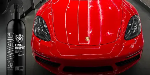 Błyszczący czerwony lakier Porsche i butelka preparatu SWAG Final Inspect. Idealny do tego, czym odtłuścić lakier przed polerowaniem.