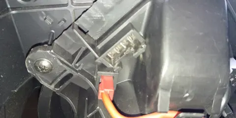 Peugeot Partner: Gdzie jest przekaźnik wentylatora? Poradnik DIY