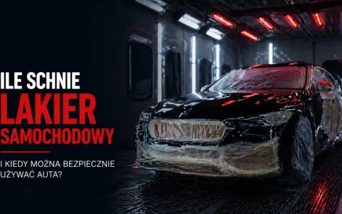 Czarny samochód w kabinie lakierniczej, częściowo oklejony folią. Tekst: "Ile schnie lakier samochodowy?".