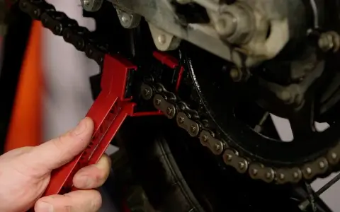 Czyszczenie łańcucha motocyklowego: Co wybrać i czego unikać?