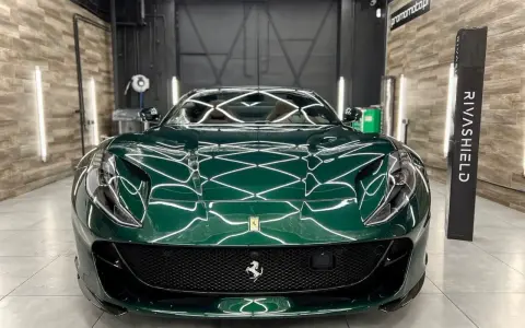Lśniące, zielone Ferrari z powłoką ceramiczną na auto, prezentujące się w profesjonalnym studiu detailingowym.