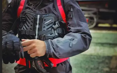 Ochraniacze motocyklowe: Level 1 czy 2? Kiedy warto dopłacić?