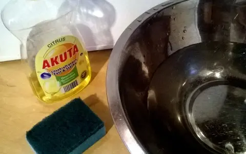 Płyn do naczyń Akuta, gąbka i miska z wodą – wszystko, co potrzebne, by dowiedzieć się, jak usunąć naklejkę z szyby.