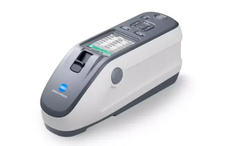 Nowoczesny spektrofotometr Konica Minolta z ekranem LCD, gotowy do precyzyjnych pomiarów koloru.