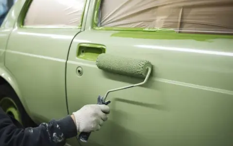 Malowanie auta wałkiem: Poradnik DIY. Jak uniknąć skórki pomarańczy?
