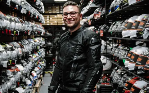 Kurtka motocyklowa na lato: jak wybrać bezpieczną i przewiewną?