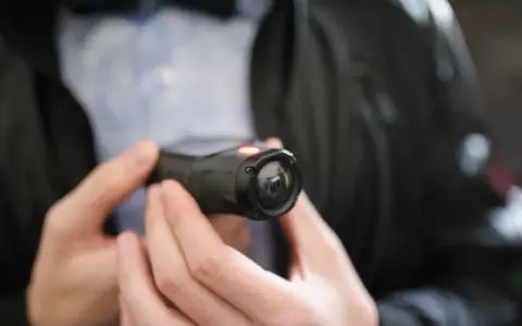 Jaka kamera na kask motocyklowy? Przewodnik eksperta 2026