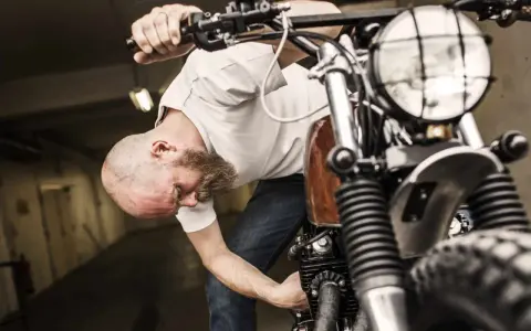 Jak długo ładować akumulator motocyklowy? Oblicz i dbaj jak ekspert