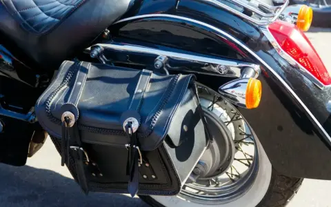 Montaż sakw motocyklowych: Bezpieczeństwo i stabilność krok po kroku