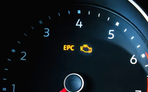 Kontrolka EPC świeci się na desce rozdzielczej, sygnalizując problem z silnikiem.