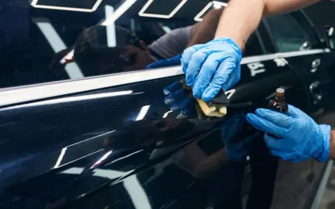 Nakładanie powłoki elastomerowej na lakier samochodu. Sprawdź aktualną powłoka elastomerowa cena i zabezpiecz swoje auto.