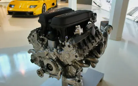 Silnik Lamborghini V10. Gdyby był zatarty, objawy byłyby widoczne w jego stanie.