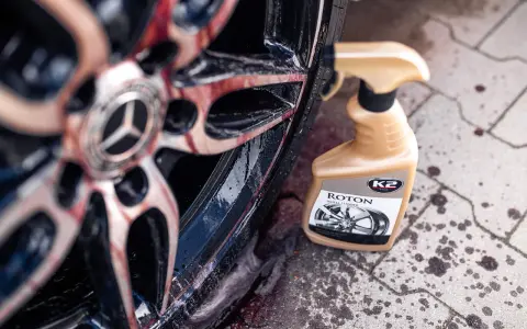 Krwawa felga lśni po użyciu środka K2 Roton. Czerwone smugi na ciemnym metalu wyglądają jak świeża krew, ale to tylko efekt działania chemii.